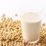 豆乳を飲むと美肌効果が期待できる理由