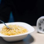 夜食は太る？～夜遅く食べると太りやすい理由～